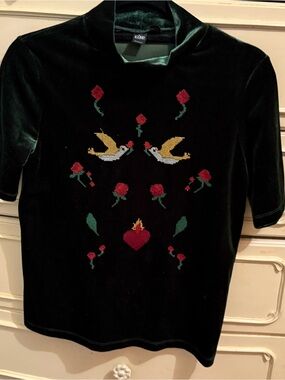 Simons Icone Velvet Embroidered Bird Top in Forest Green